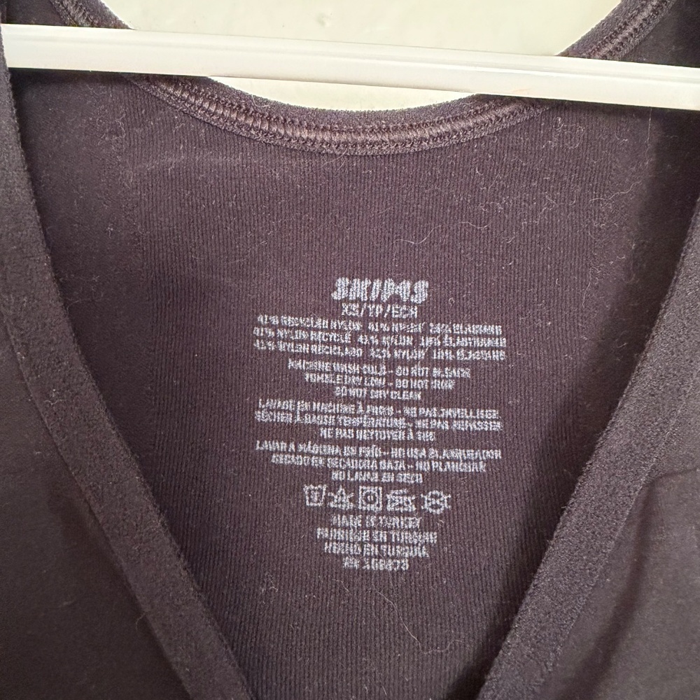 SKIMS Seamless Sculpt Scoop Neck Thong Bodysuit - Picture 4 of 4